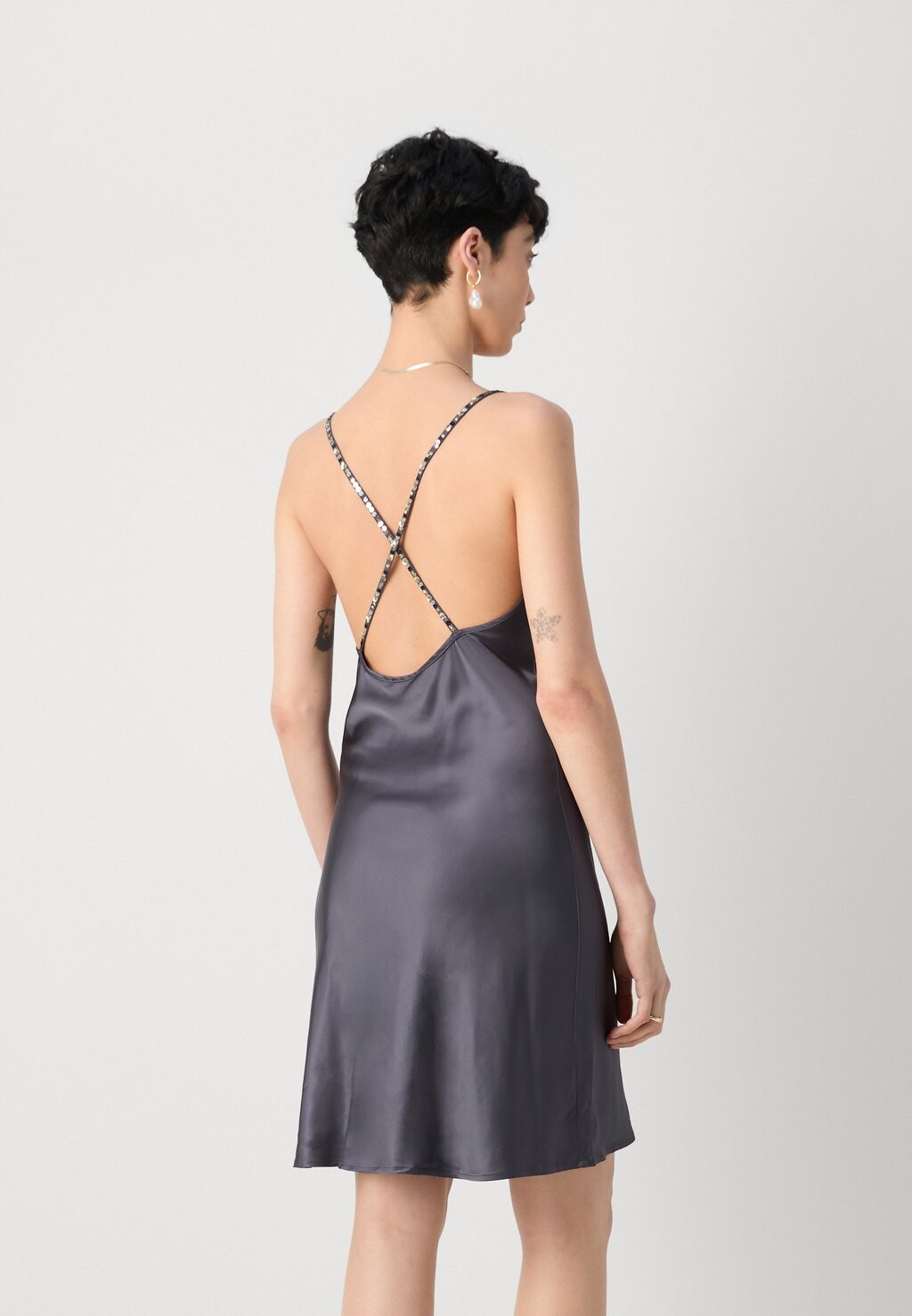Коктейльное платье / Вечернее платье Cowl Neck Mini Dress With Sequins Straps Scotch & Soda, антрацит
Коктейльное платье / Вечернее платье Cowl Neck Mini Dress With Sequins Straps Scotch & Soda, антрацит