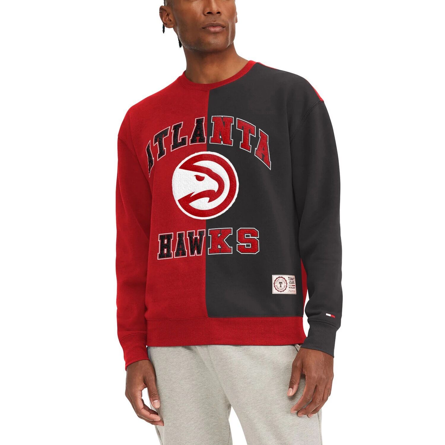 Мужские джинсы Tommy Jeans красный/черный Atlanta Hawks Keith, пуловер с разрезом, толстовка
Мужские джинсы Tommy Jeans красный/черный Atlanta Hawks Keith, пуловер с разрезом, толстовка