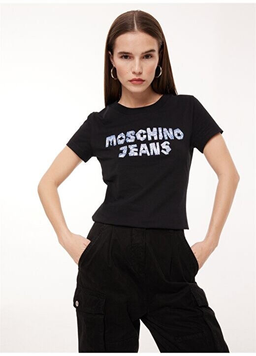 Черная женская футболка с круглым вырезом с принтом A0701 Moschino Jeans, черный
Черная женская футболка с круглым вырезом с принтом A0701 Moschino Jeans, черный