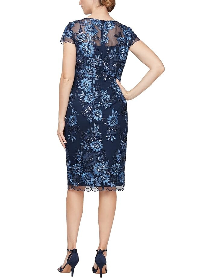 Платье Alex Evenings Midi Length Embroidered Cap Sleeve Dress with Illusion Neckline and Scallop Detail Hem, темно-синий
Платье Alex Evenings Midi Length Embroidered Cap Sleeve Dress with Illusion Neckline and Scallop Detail Hem, темно-синий