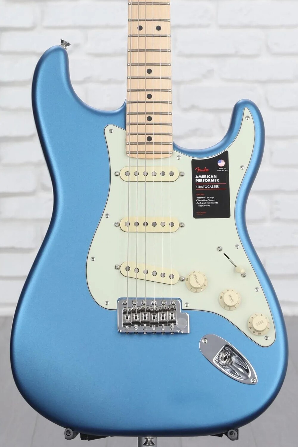 Fender American Performer Stratocaster — цвет Satin Lake Placid Blue, кленовая накладка на гриф
Fender American Performer Stratocaster — цвет Satin Lake Placid Blue, кленовая накладка на гриф