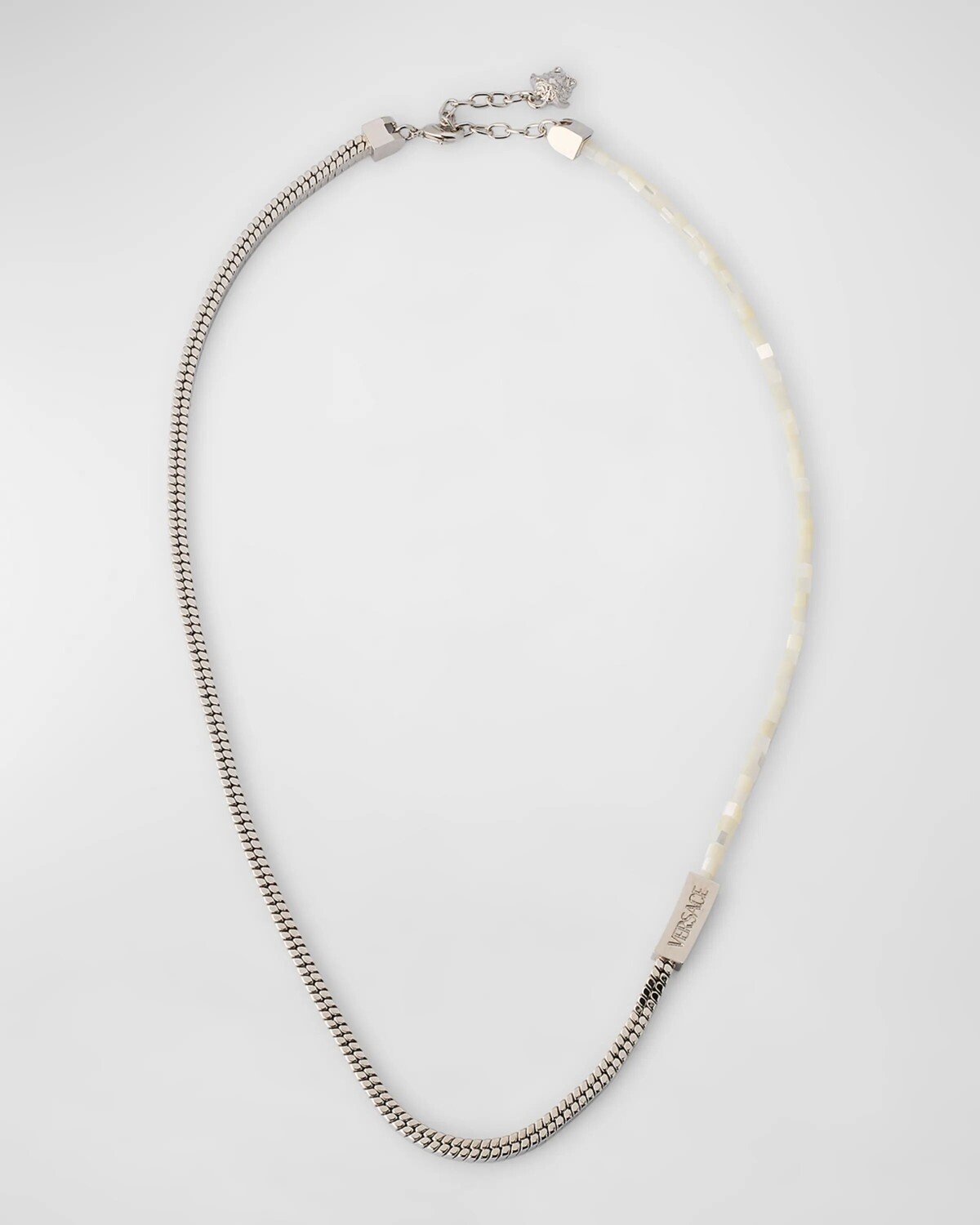 Серебристая цепочка и колье из перламутровых бусин Versace, цвет Palladium-White
Серебристая цепочка и колье из перламутровых бусин Versace, цвет Palladium-White
