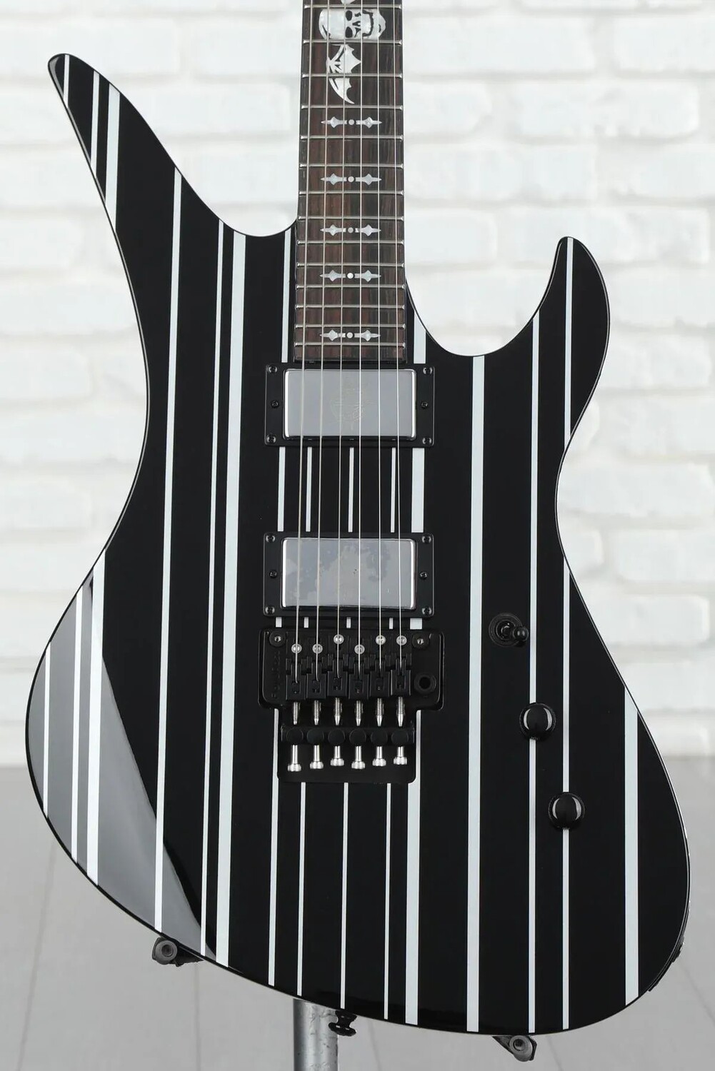 Schecter Synyster Gates Custom — черный глянцевый с серебристыми полосками
Schecter Synyster Gates Custom — черный глянцевый с серебристыми полосками