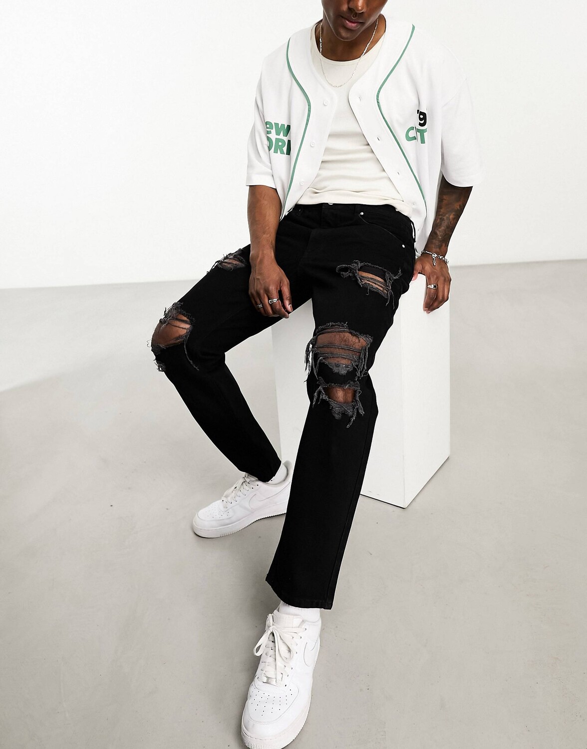 Черные классические жесткие джинсы с крупными прорехами на коленях ASOS DESIGN
Черные классические жесткие джинсы с крупными прорехами на коленях ASOS DESIGN