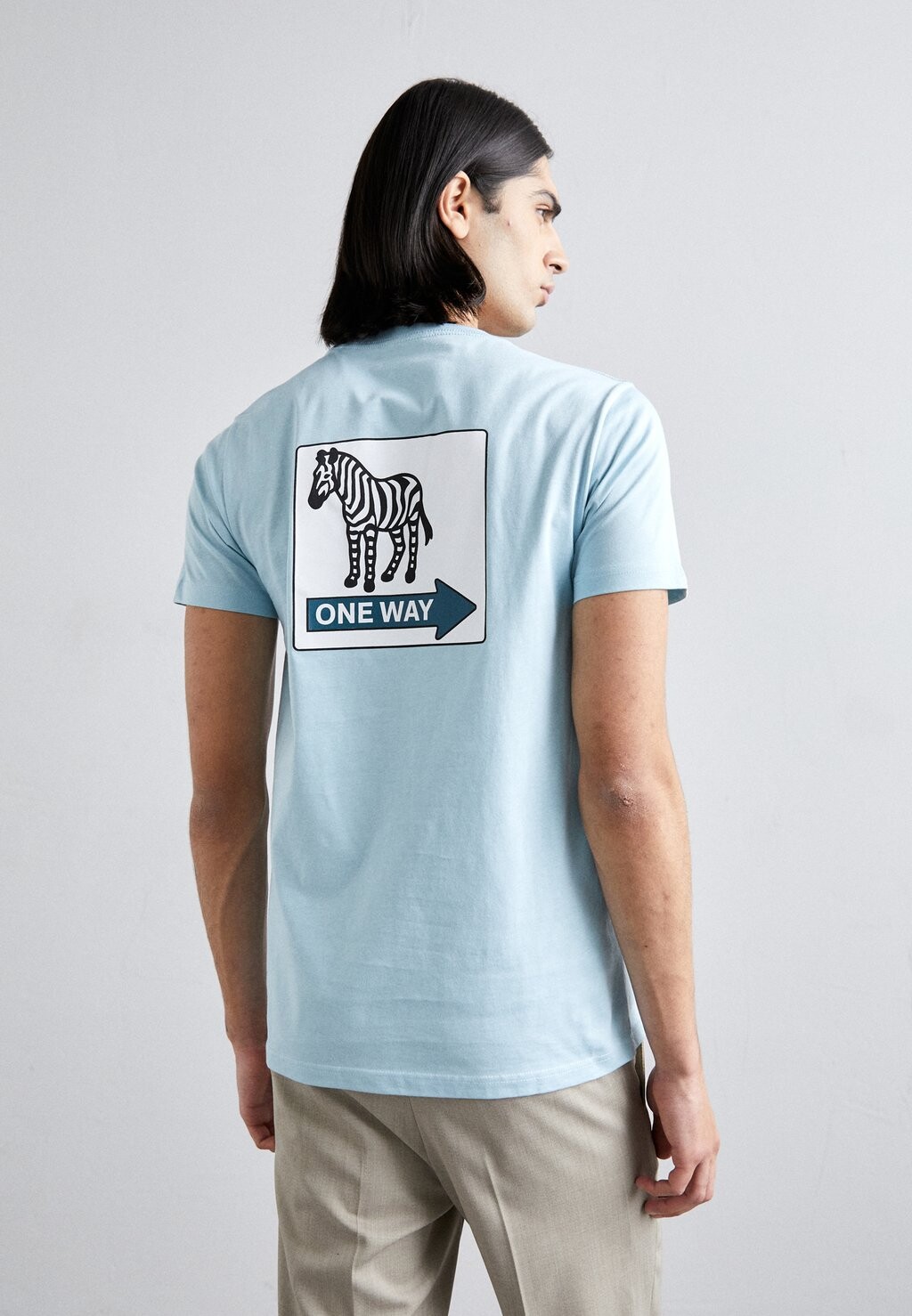 Футболка с принтом MENS SLIM FIT ONE WAY ZEBRA PS Paul Smith, цвет light blue
Футболка с принтом MENS SLIM FIT ONE WAY ZEBRA PS Paul Smith, цвет light blue