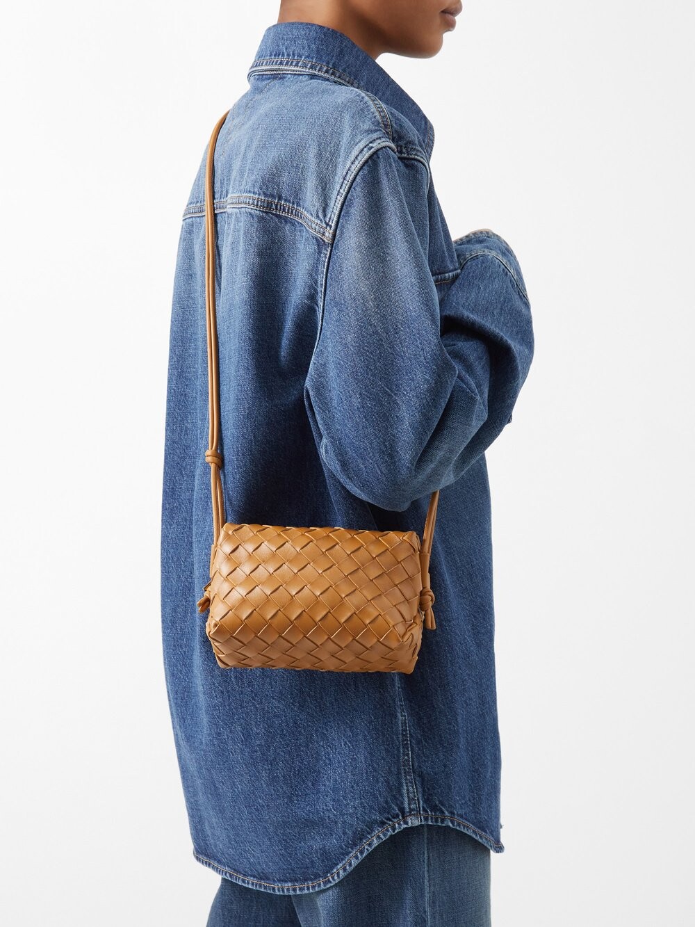Миниатюрная сумка через плечо loop из кожи intrecciato Bottega Veneta, коричневый
Миниатюрная сумка через плечо loop из кожи intrecciato Bottega Veneta, коричневый