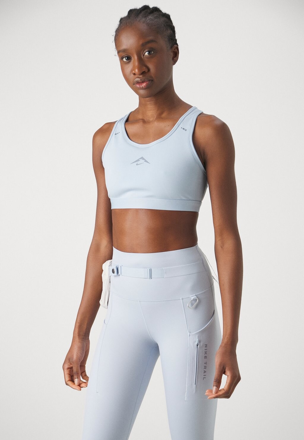 Спортивный бюстгальтер с легкой поддержкой BRA TRAIL Nike, цвет light armory blue/ashen slate
Спортивный бюстгальтер с легкой поддержкой BRA TRAIL Nike, цвет light armory blue/ashen slate