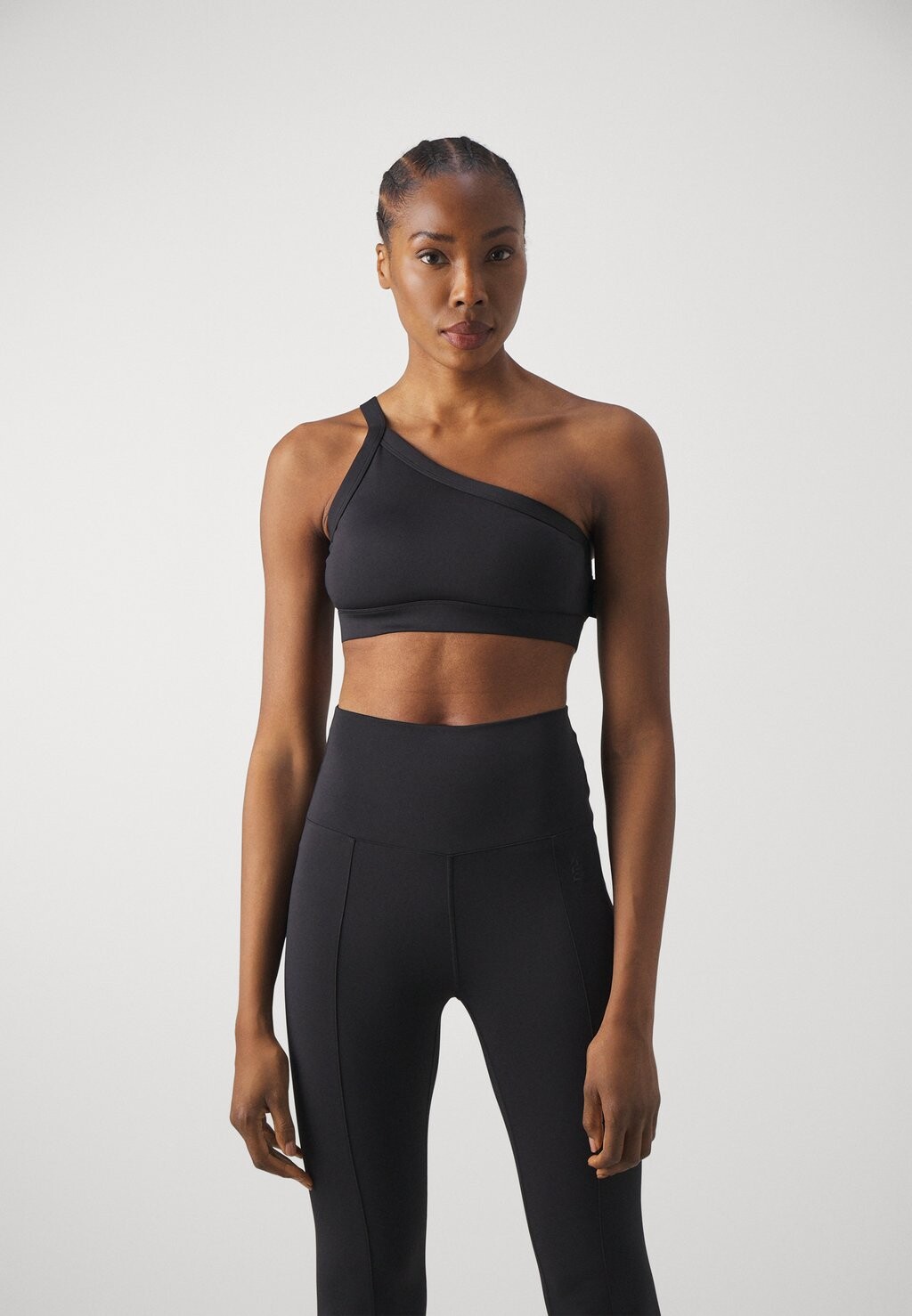 Спортивный бюстгальтер со средней поддержкой MARK ONE SPORTS BRA P.E Nation, черный
Спортивный бюстгальтер со средней поддержкой MARK ONE SPORTS BRA P.E Nation, черный