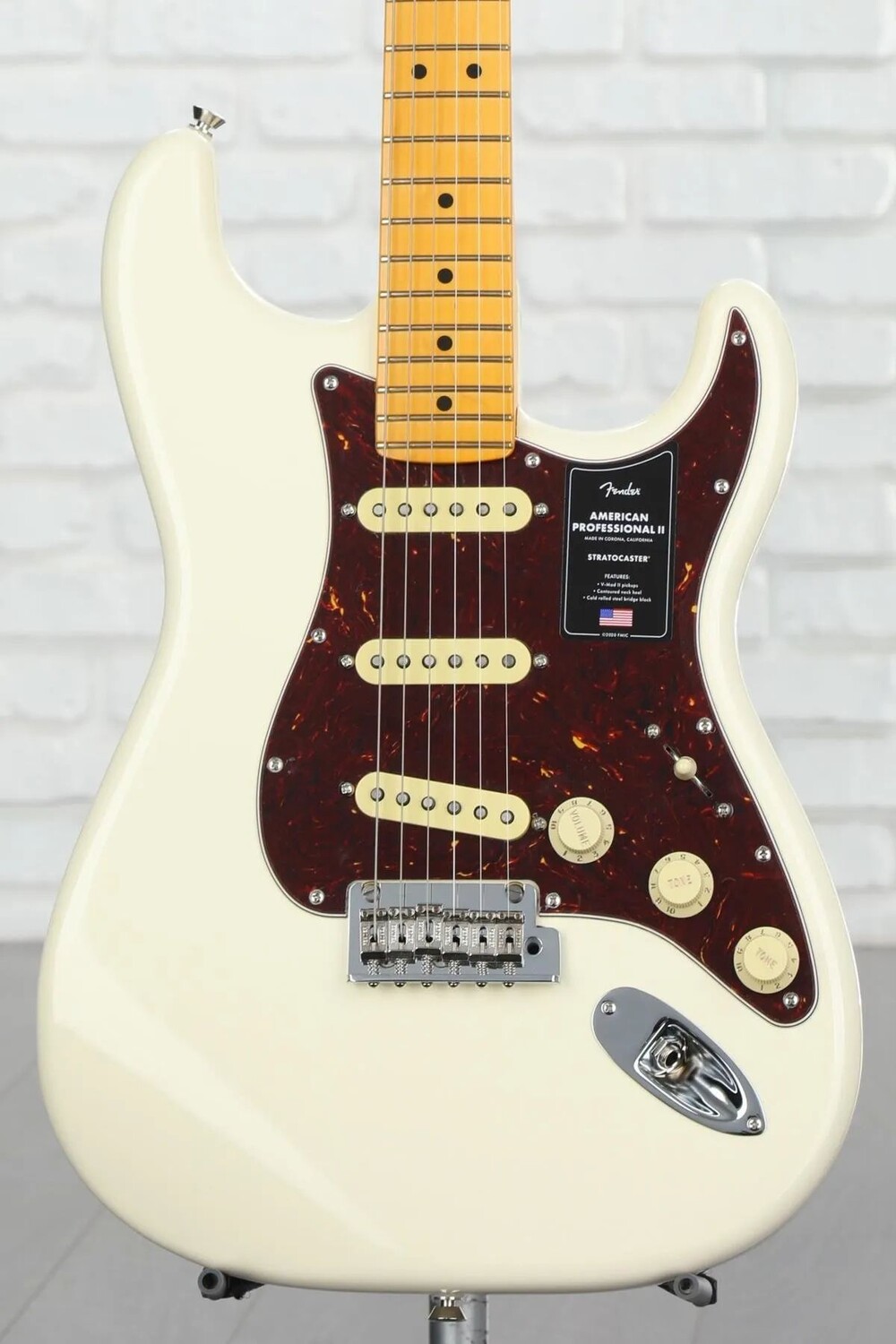 Fender American Professional II Stratocaster — олимпийский белый, с кленовой накладкой на гриф
Fender American Professional II Stratocaster — олимпийский белый, с кленовой накладкой на гриф