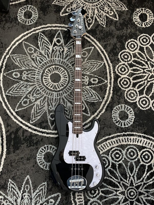 Басс гитара Lakland Skyline 44-64 Custom P/J: Gloss Black: Pearl Guard: with Dlx Gig Bag: Floor Demo
Басс гитара Lakland Skyline 44-64 Custom P/J: Gloss Black: Pearl Guard: with Dlx Gig Bag: Floor Demo