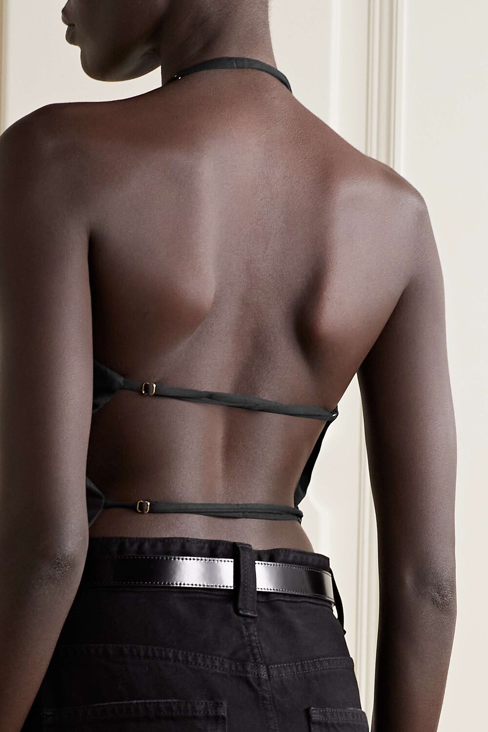 REFORMATION Топ Kalen с открытой спиной и драпировкой из лиоцелла TENCEL, черный
REFORMATION Топ Kalen с открытой спиной и драпировкой из лиоцелла TENCEL, черный