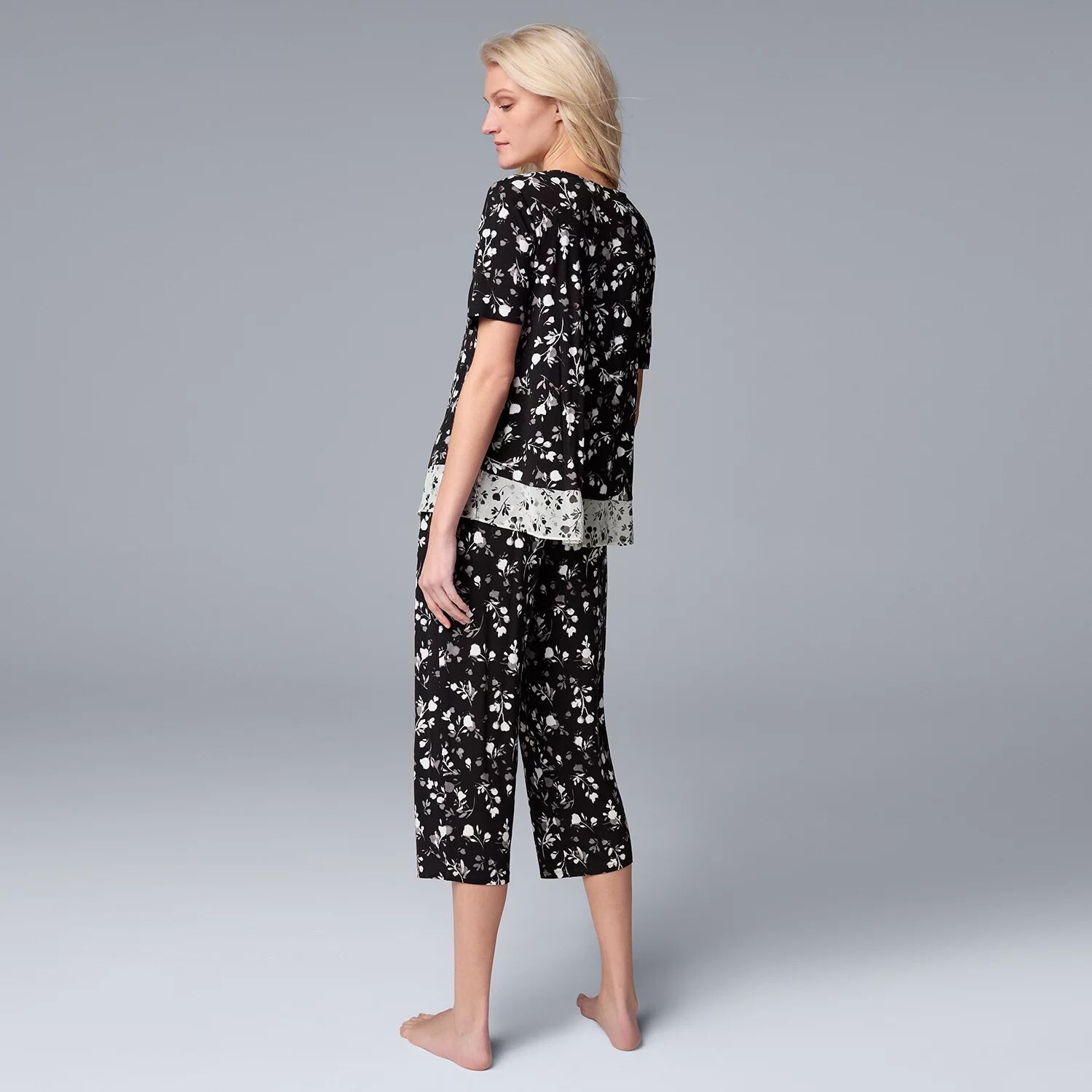 Женский пижамный топ с короткими рукавами Simply Vera Vera Wang и пижамные брюки-капри Simply Vera Vera Wang
Женский пижамный топ с короткими рукавами Simply Vera Vera Wang и пижамные брюки-капри Simply Vera Vera Wang