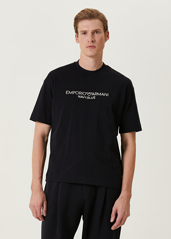 Темно-синяя футболка стандартного кроя с вышитым логотипом Emporio Armani, Синий
Темно-синяя футболка стандартного кроя с вышитым логотипом Emporio Armani, Синий