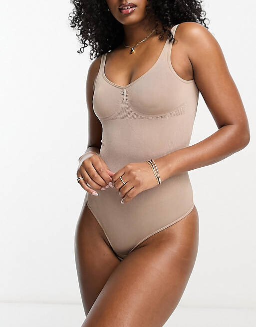 Корректирующее боди с низкой спинкой и стрингами Magic Bodyfashion цвета маккиато
Корректирующее боди с низкой спинкой и стрингами Magic Bodyfashion цвета маккиато
