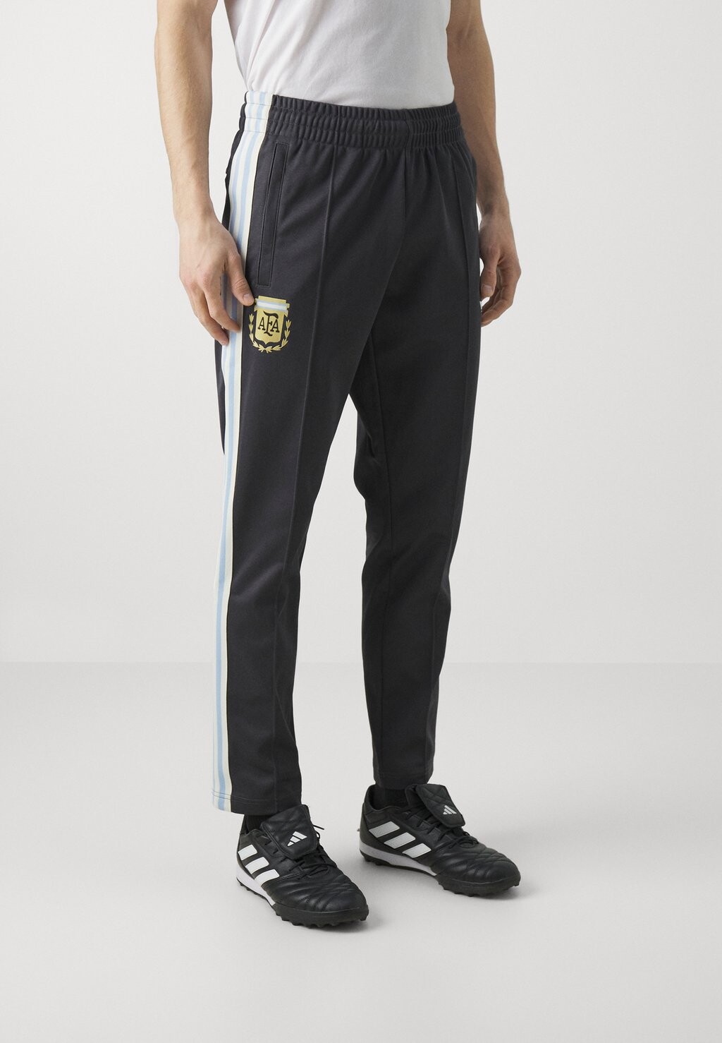 Брюки с символикой ARGENTINA AFA BECKENBAUER TRACK PANT adidas Originals, цвет utility black
Брюки с символикой ARGENTINA AFA BECKENBAUER TRACK PANT adidas Originals, цвет utility black
