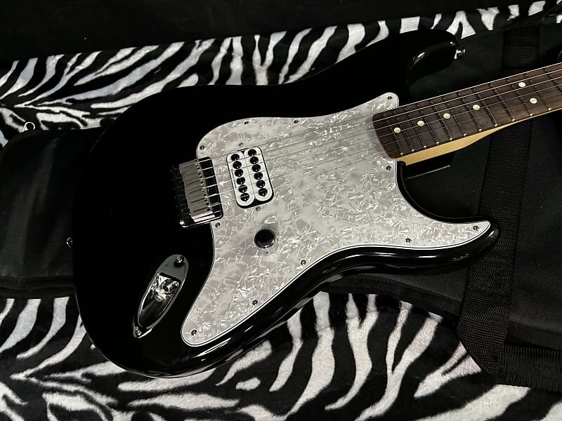 Электрогитара 2023 Fender Limited Edition Tom DeLonge Signature Stratocaster Black 7.75lbs- Authorized Dealer- In Stock! G01841
Электрогитара 2023 Fender Limited Edition Tom DeLonge Signature Stratocaster Black 7.75lbs- Authorized Dealer- In Stock! G01841