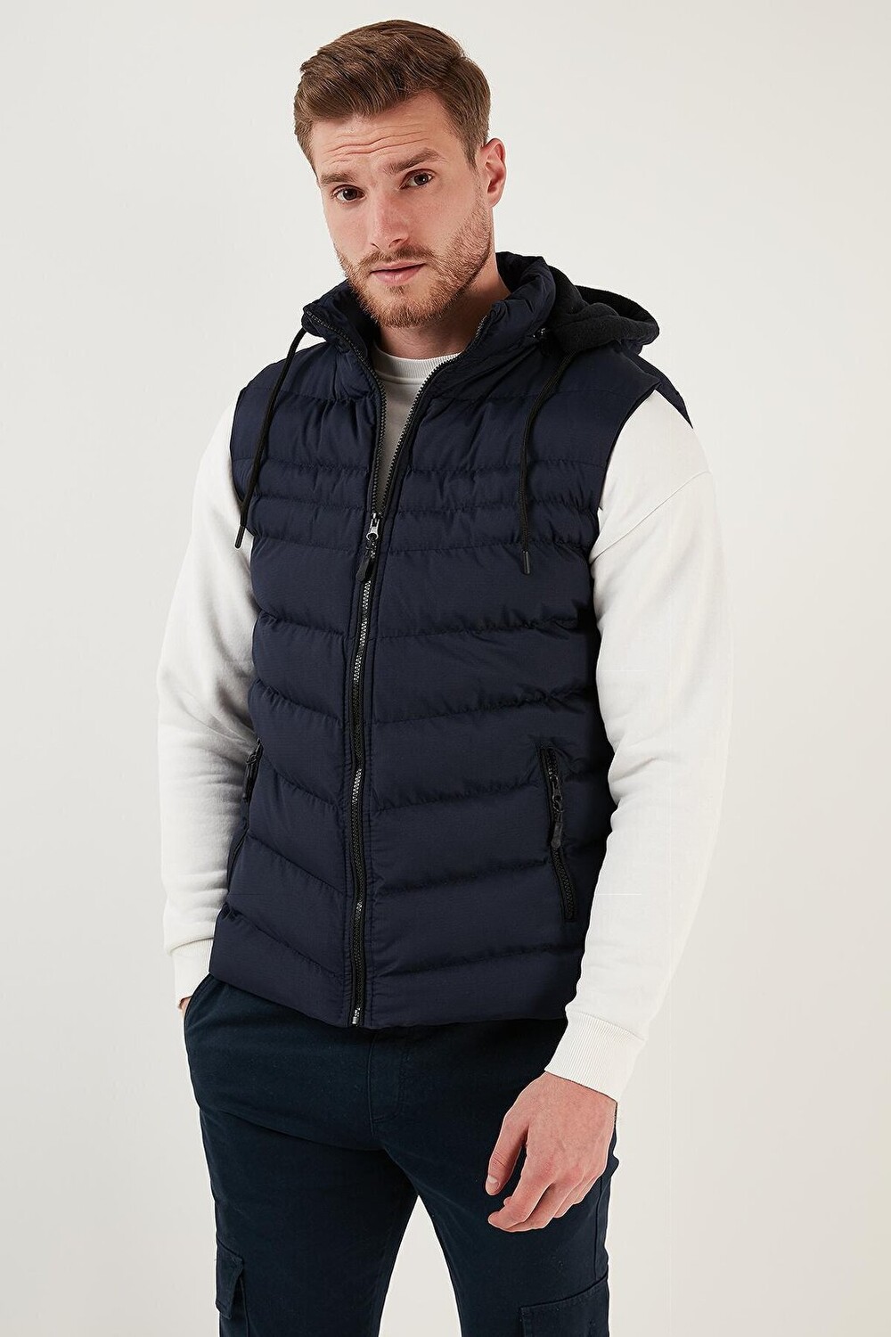 Водо- и ветроустойчивый жилет-пуховик Slim Fit со съемным капюшоном 649006 Buratti, темно-синий
Водо- и ветроустойчивый жилет-пуховик Slim Fit со съемным капюшоном 649006 Buratti, темно-синий
