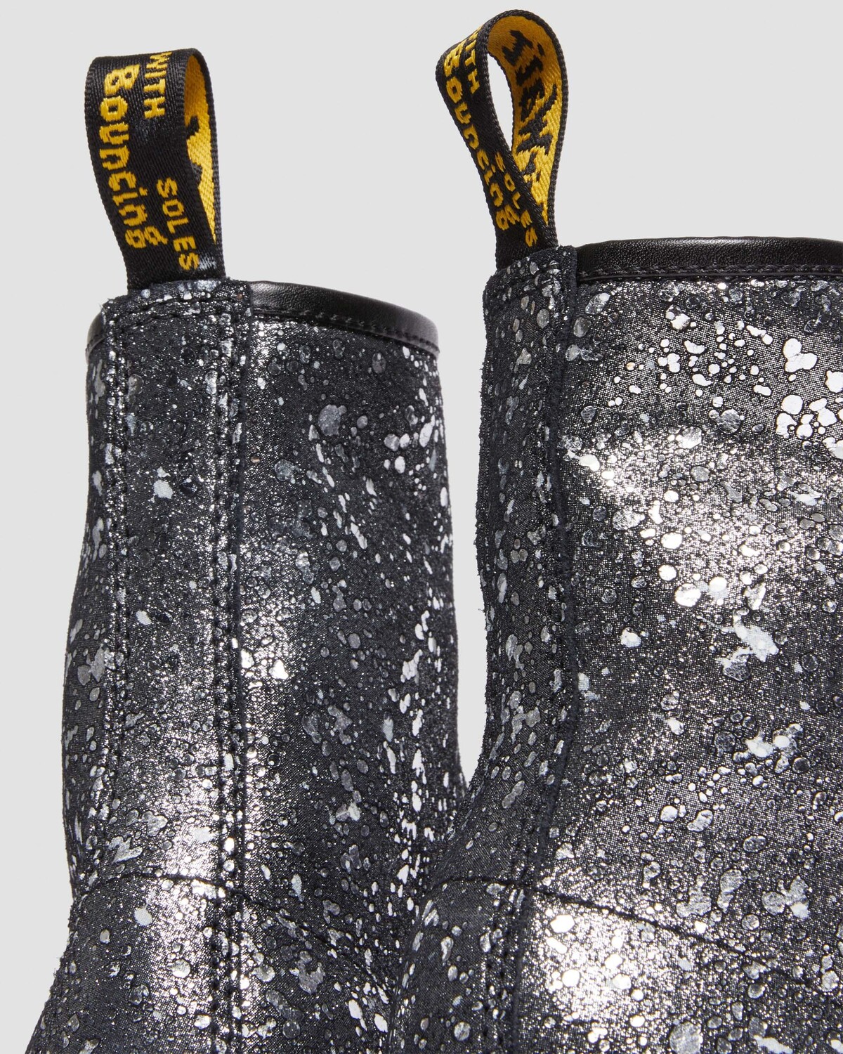 Замшевые ботинки 1460 с металлизированными брызгами на шнуровке Dr. Martens
Замшевые ботинки 1460 с металлизированными брызгами на шнуровке Dr. Martens