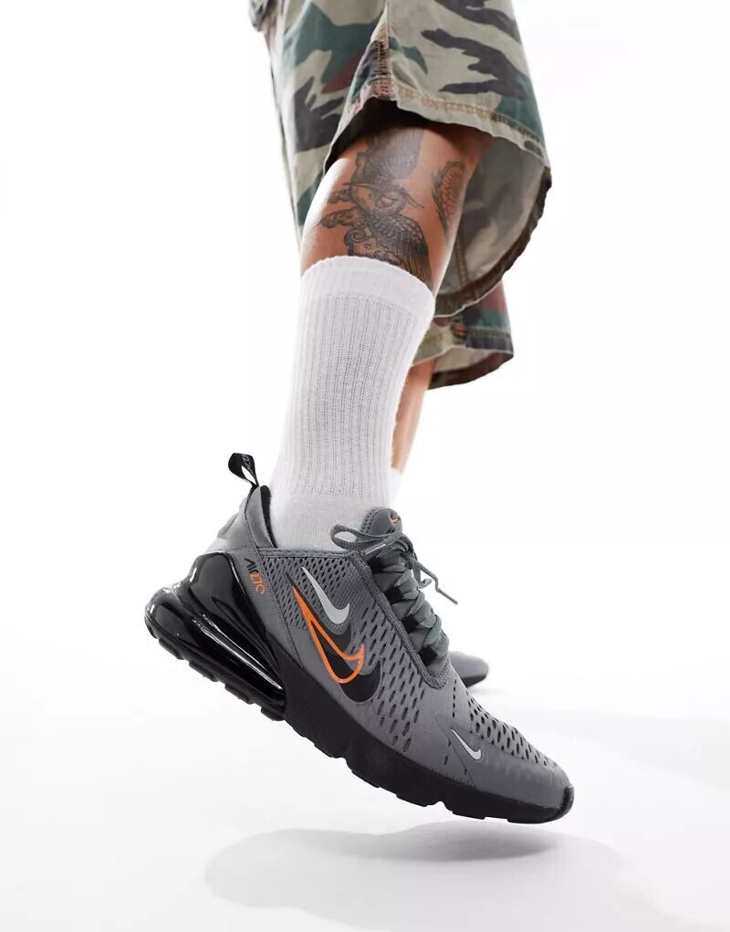 Кроссовки Nike Air Max 270 серого, черного и оранжевого цветов с накладными логотипами Swoosh
Кроссовки Nike Air Max 270 серого, черного и оранжевого цветов с накладными логотипами Swoosh