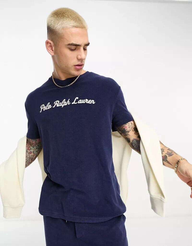 Темно-синяя махровая футболка Collab Polo Ralph Lauren x ASOS с принтом-логотипом на груди
Темно-синяя махровая футболка Collab Polo Ralph Lauren x ASOS с принтом-логотипом на груди