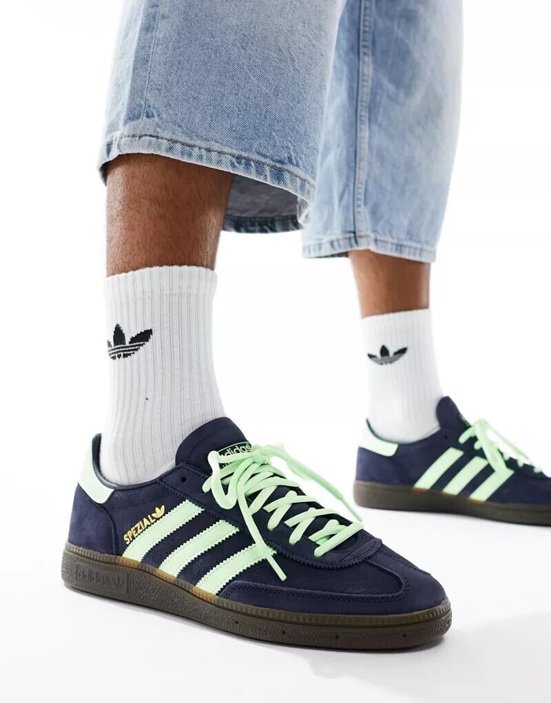Кроссовки adidas Originals Handball Spezial чернильно-синего и салатового цвета на резиновой подошве
Кроссовки adidas Originals Handball Spezial чернильно-синего и салатового цвета на резиновой подошве