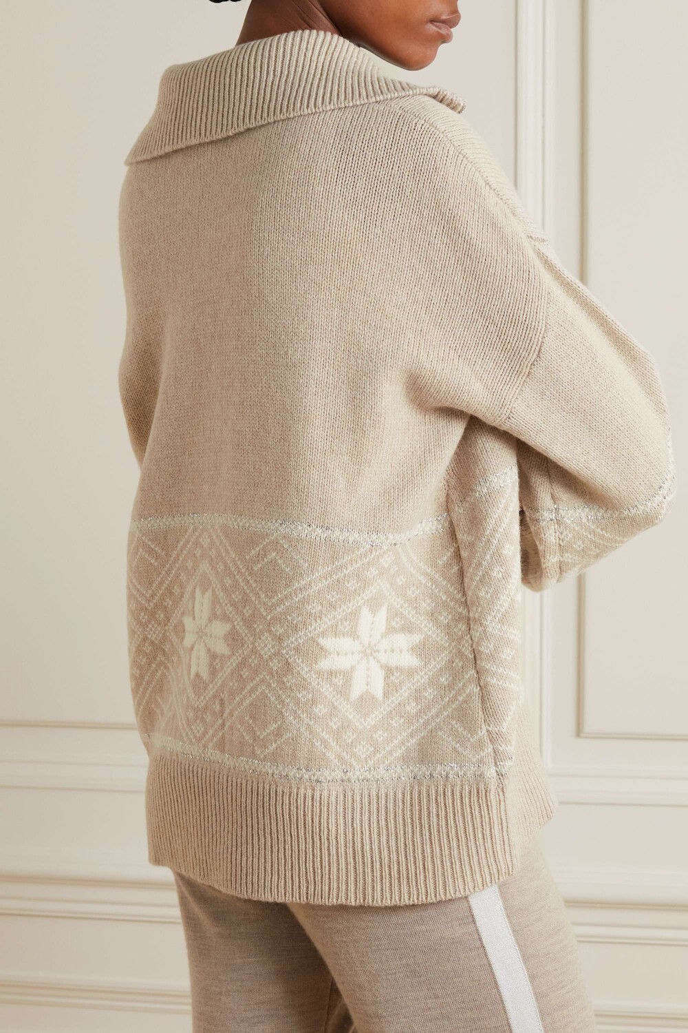 WE NORWEGIANS Свитер Fair Isle из шерсти мериноса Snowflake с молнией до половины, бежевый
WE NORWEGIANS Свитер Fair Isle из шерсти мериноса Snowflake с молнией до половины, бежевый