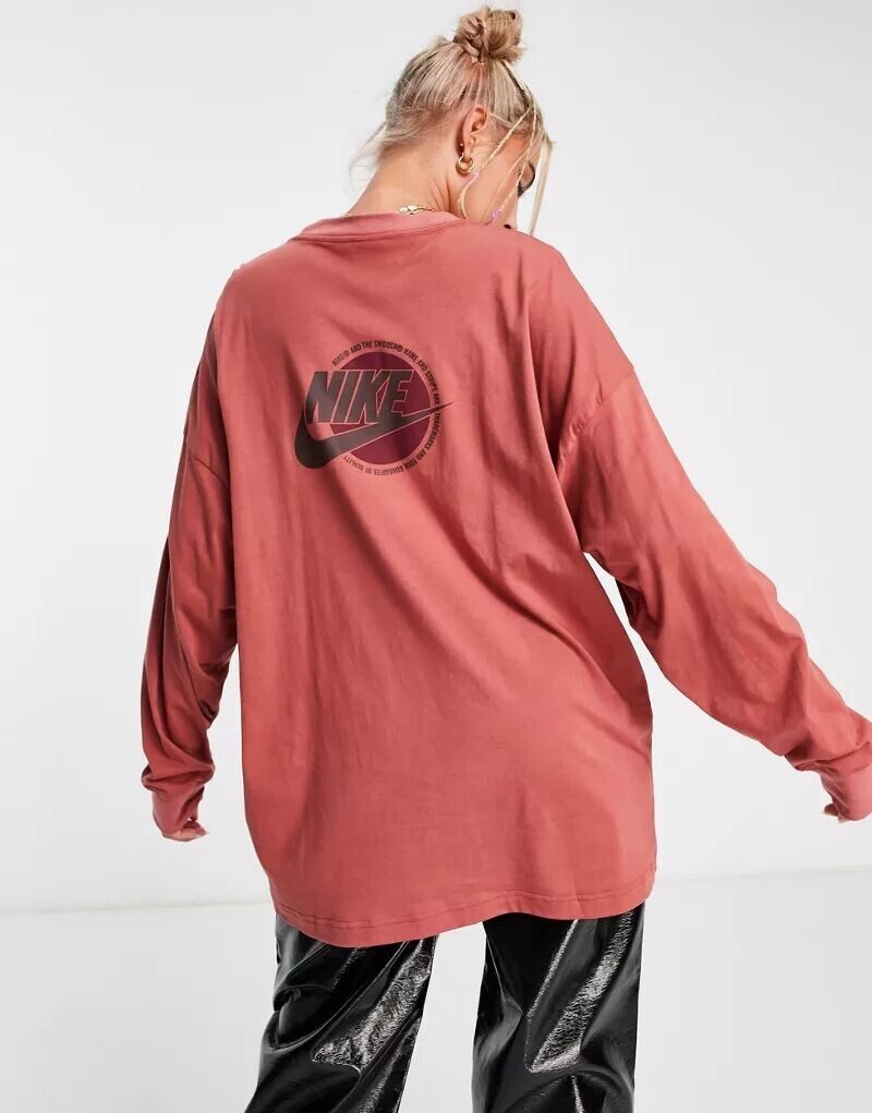 Футболка с длинными рукавами и графическим рисунком на спине Nike Sports Utility
Футболка с длинными рукавами и графическим рисунком на спине Nike Sports Utility
