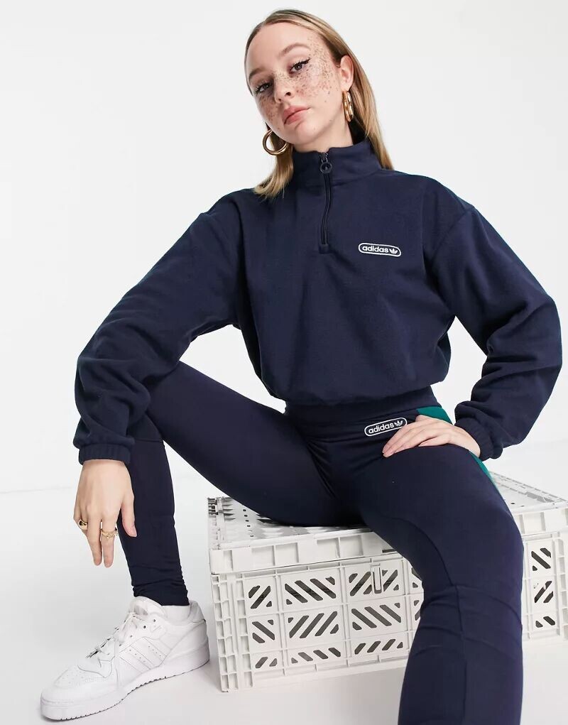 Флисовый топ adidas Originals Retro Luxury темно-синего цвета с укороченным кроем, короткой молнией 1/4 и принтом на спине
Флисовый топ adidas Originals Retro Luxury темно-синего цвета с укороченным кроем, короткой молнией 1/4 и принтом на спине