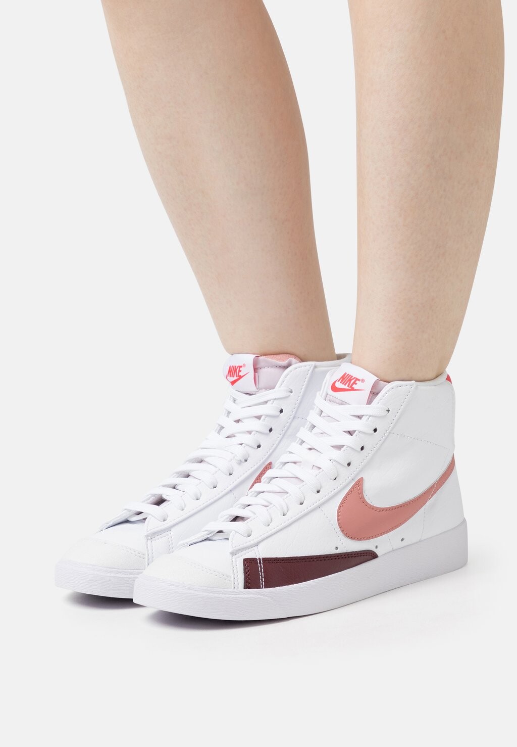 Высокие кроссовки BLAZER MID '77 NEXT NATURE Nike, белый/красный звездная пыль/ночной бордовый/красный сирены/черный/вольт
Высокие кроссовки BLAZER MID '77 NEXT NATURE Nike, белый/красный звездная пыль/ночной бордовый/красный сирены/черный/вольт