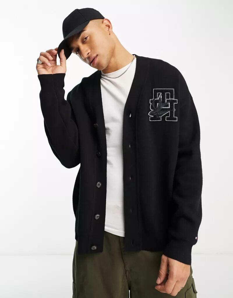 Черный университетский кардиган с длинными рукавами и монограммой Tommy Hilfiger x Shawn Mendes
Черный университетский кардиган с длинными рукавами и монограммой Tommy Hilfiger x Shawn Mendes