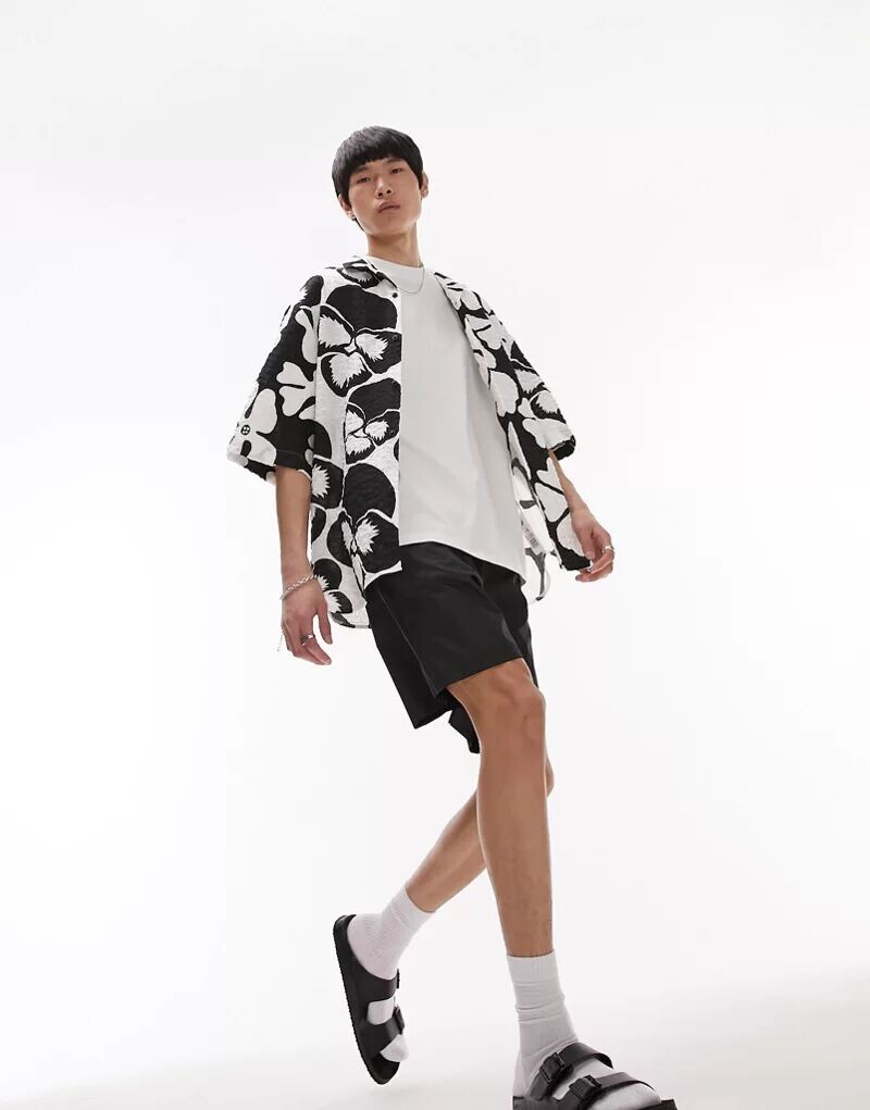 Черно-белая структурированная супер-оверсайз-рубашка Topman с короткими рукавами, цветочным принтом и воротником с лацканами
Черно-белая структурированная супер-оверсайз-рубашка Topman с короткими рукавами, цветочным принтом и воротником с лацканами