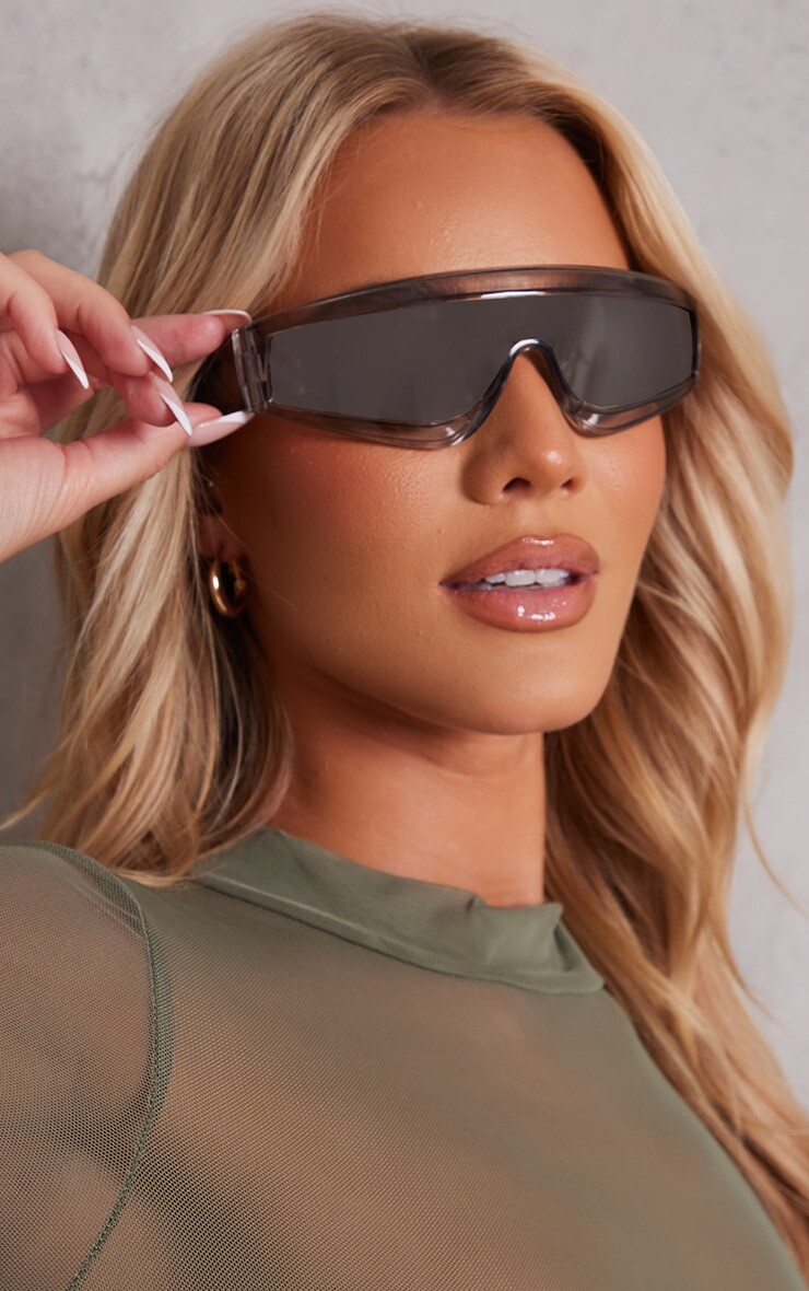 PrettyLittleThing Серебряные солнцезащитные очки с козырьком в изогнутой непрозрачной оправе с зеркалом
PrettyLittleThing Серебряные солнцезащитные очки с козырьком в изогнутой непрозрачной оправе с зеркалом