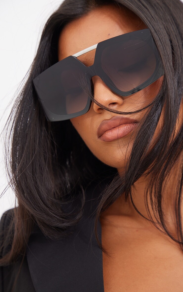 PrettyLittleThing Черные массивные солнцезащитные очки-авиаторы в квадратной оправе
PrettyLittleThing Черные массивные солнцезащитные очки-авиаторы в квадратной оправе