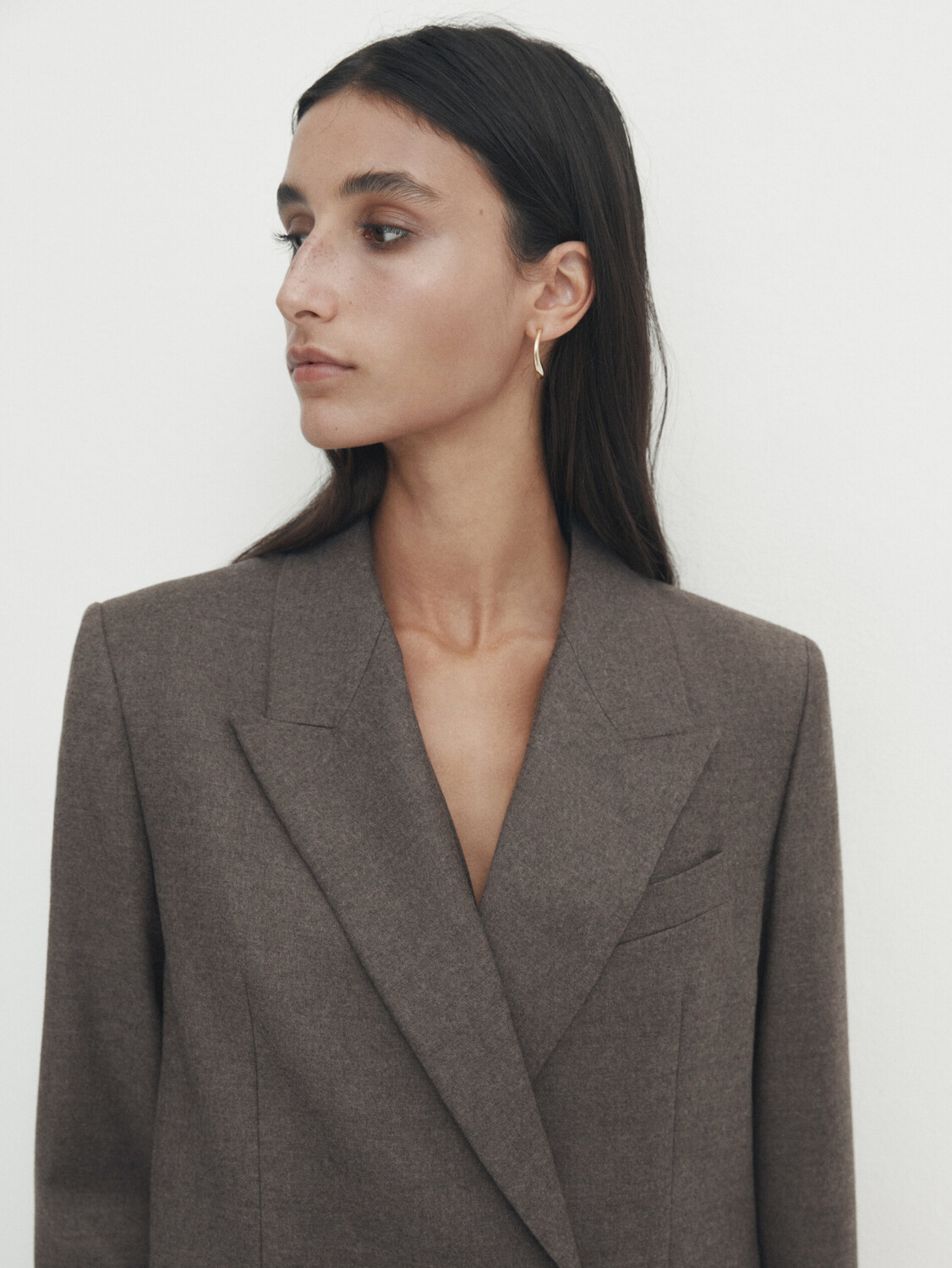 Двубортный костюмный пиджак из меланжевой полушерсти Massimo Dutti, серо-коричневый
Двубортный костюмный пиджак из меланжевой полушерсти Massimo Dutti, серо-коричневый