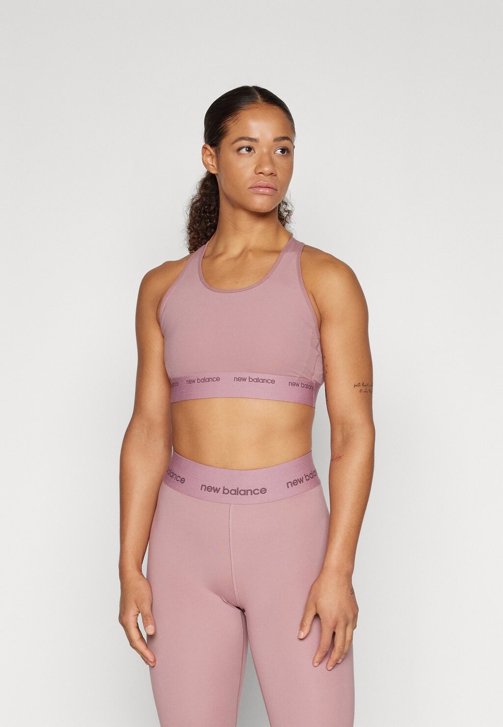 Спортивный бюстгальтер средней поддержки MEDIUM SUPPORT SLEEK PACE BRA New Balance, цвет rosewood
Спортивный бюстгальтер средней поддержки MEDIUM SUPPORT SLEEK PACE BRA New Balance, цвет rosewood