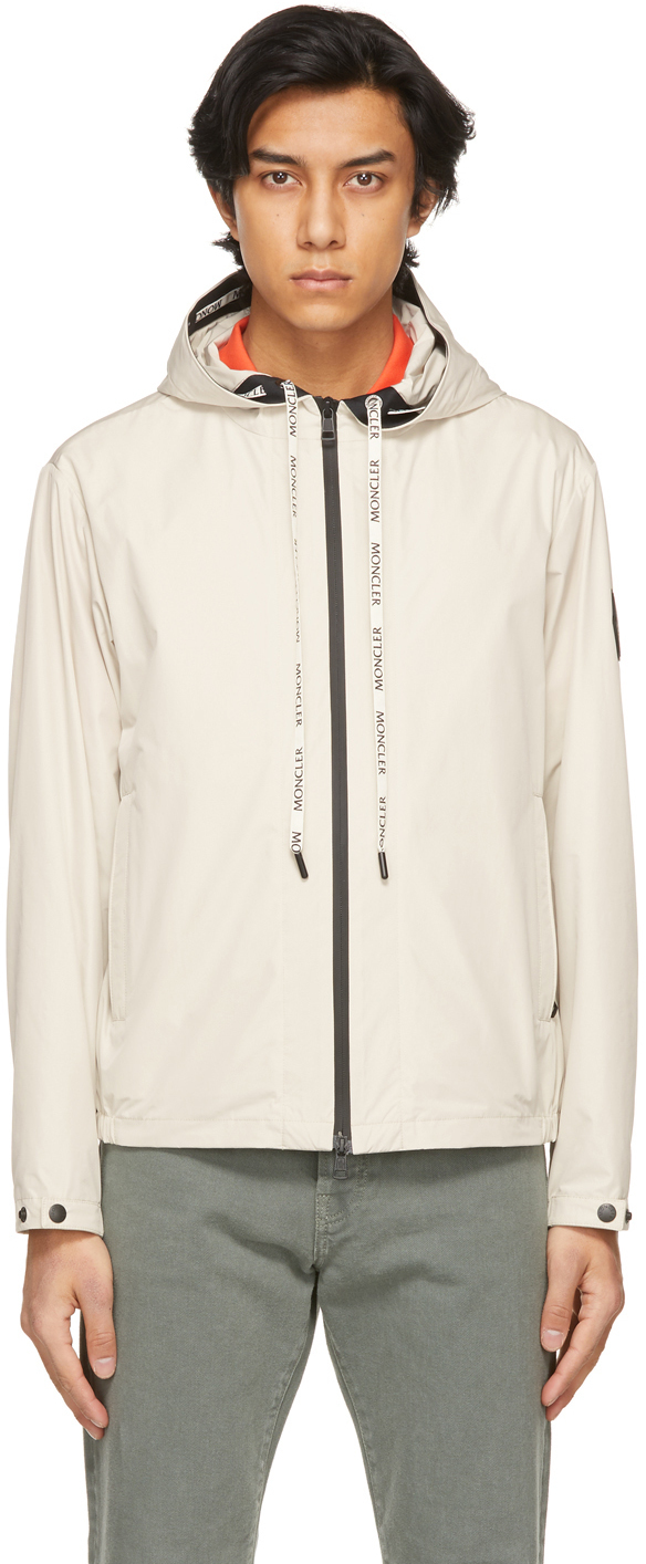 

Бежевая куртка Carles Moncler