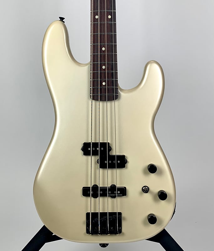 Fender Duff McKagan Artist Series Signature Precision Bass Pearl White keplinger kody the duff