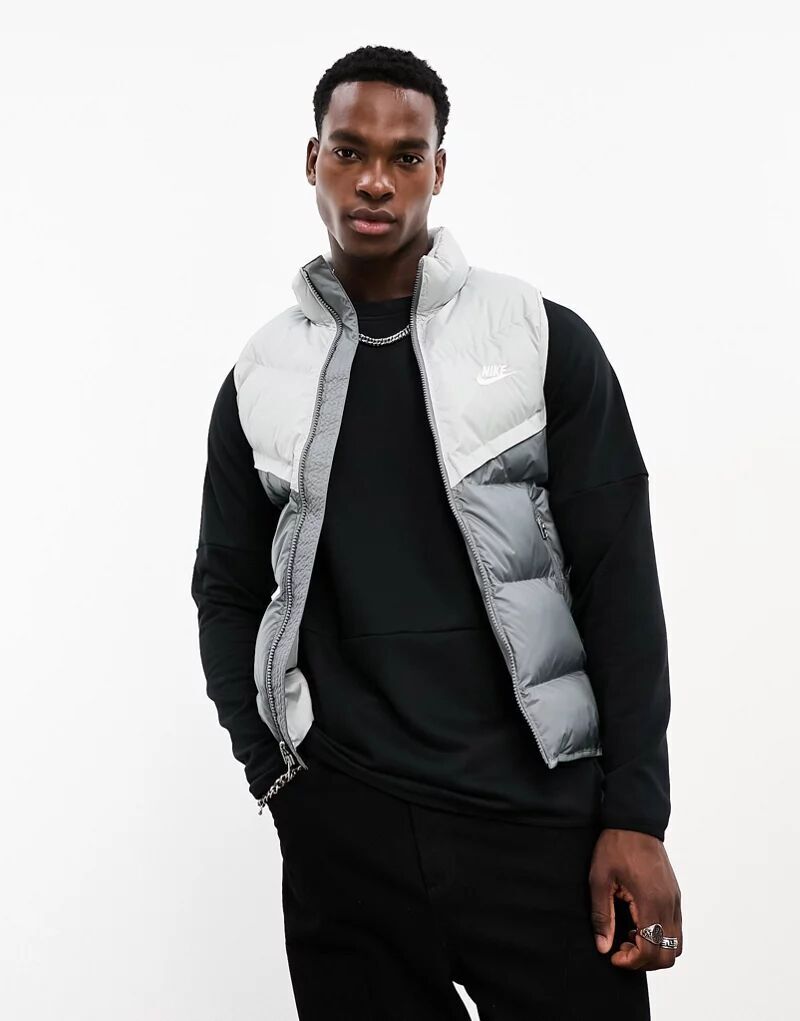 

Серый утепленный жилет Nike Windrunner