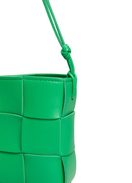 

Чехол-кассета на длинном ремне. Bottega Veneta