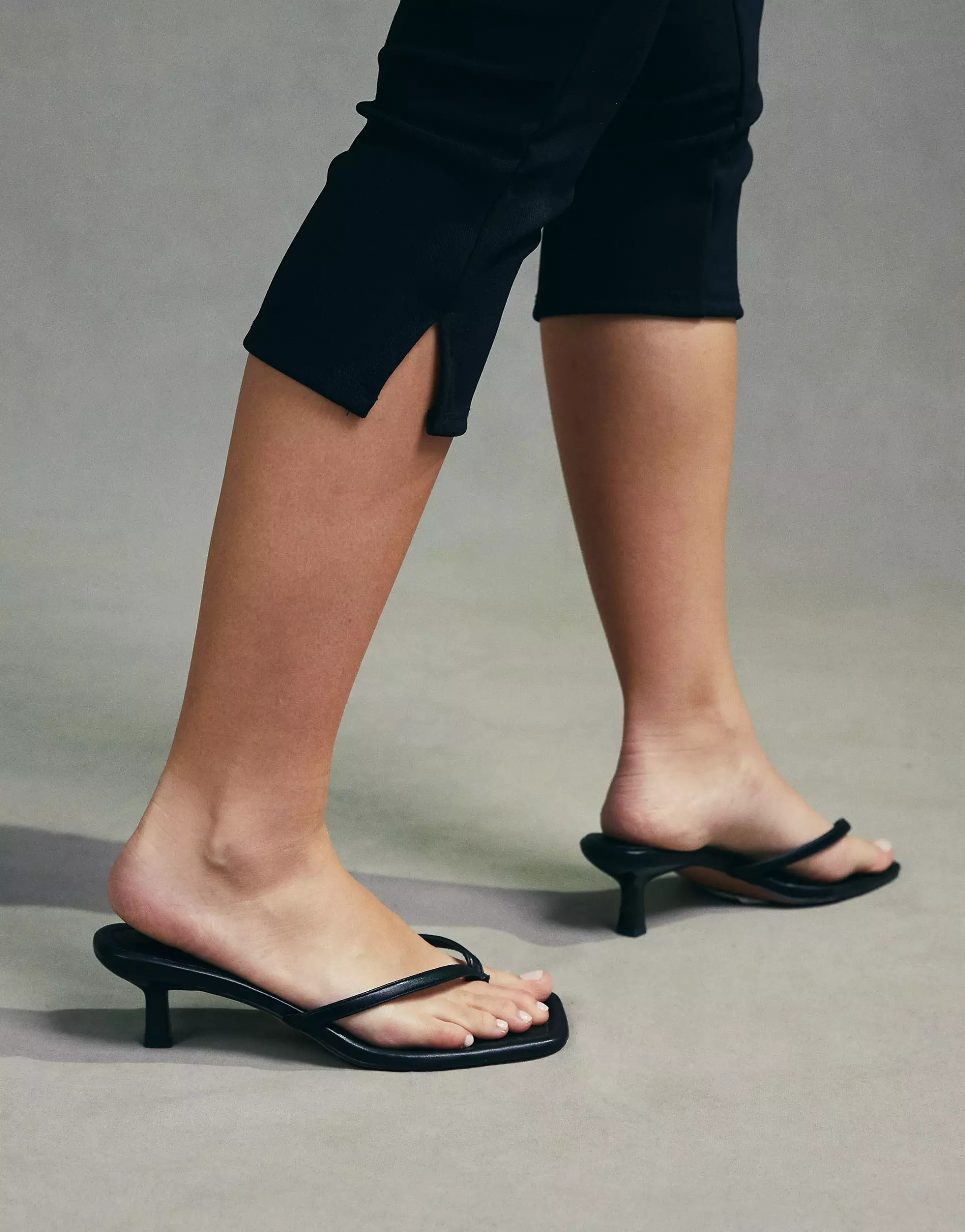 Сандалии Asos Design Heatwave Toe Thong Kitten Heeled, черный