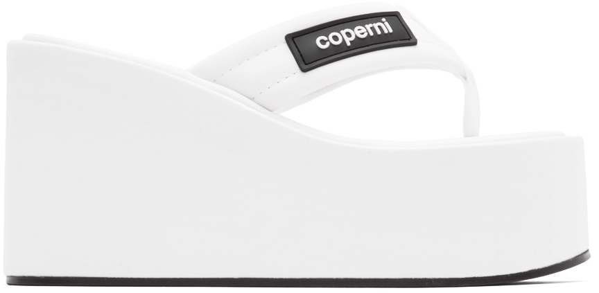 

Эксклюзивные белые сандалии на танкетке SSENSE с логотипом Coperni