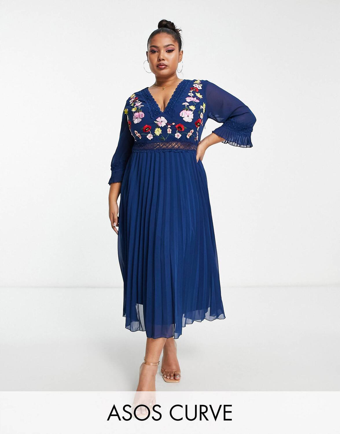 

Темно-синее платье миди с кружевной вставкой и вышивкой ASOS DESIGN Curve
