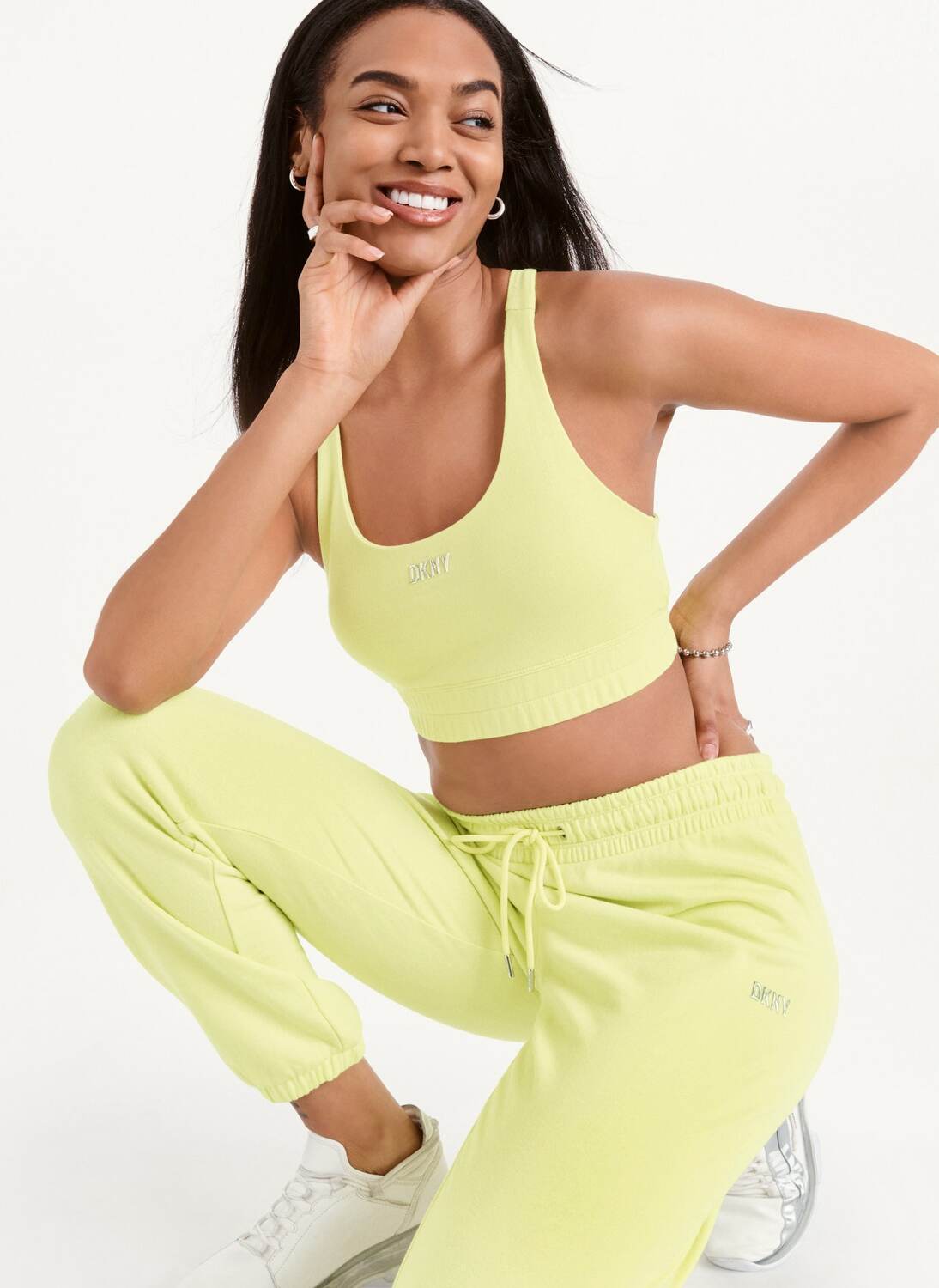 

Спортивные брюки с металлическим логотипом DKNY