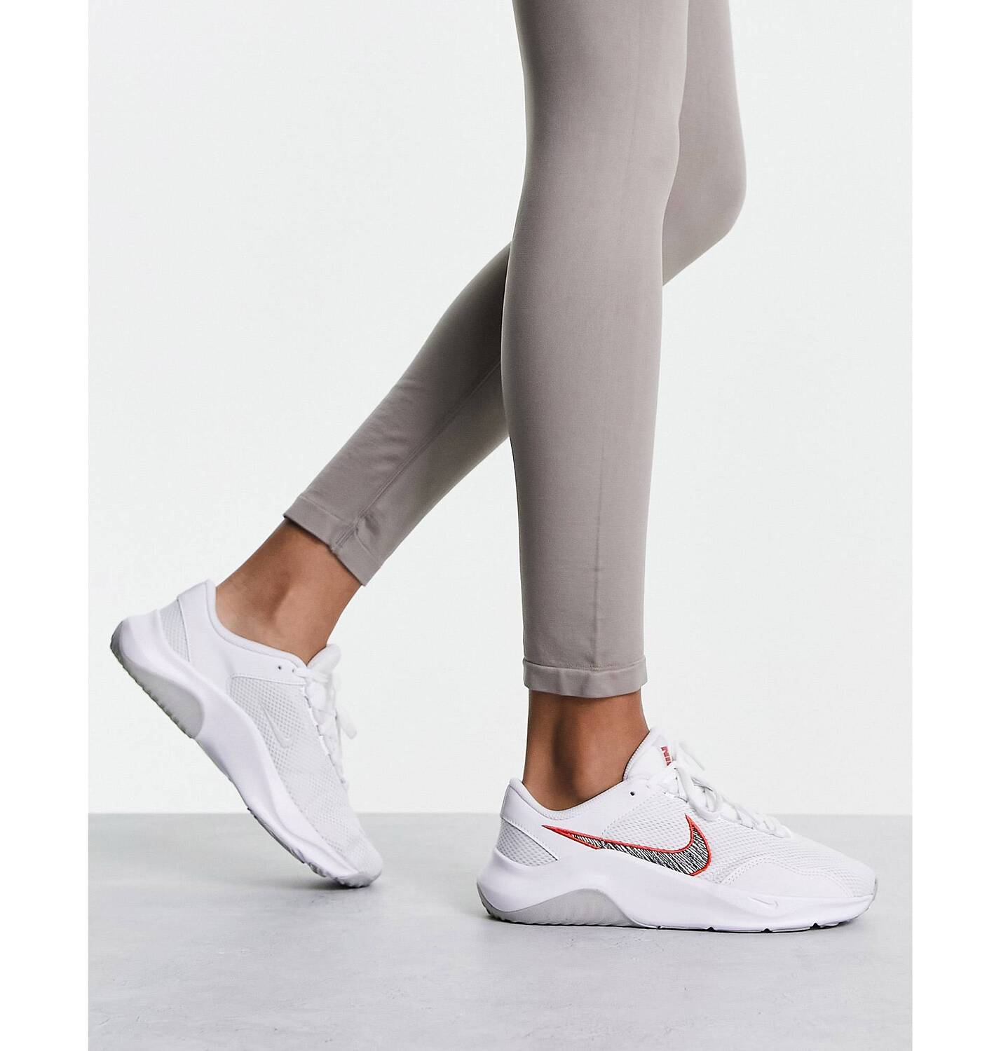 

Белые кроссовки Nike Training Legend Essential 3