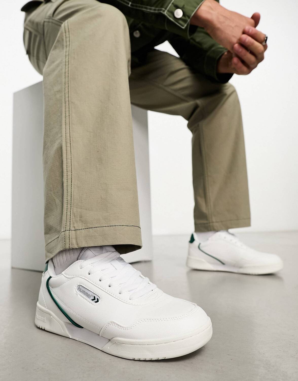 

Бело-зеленые ретро-кроссовки Hummel Forli