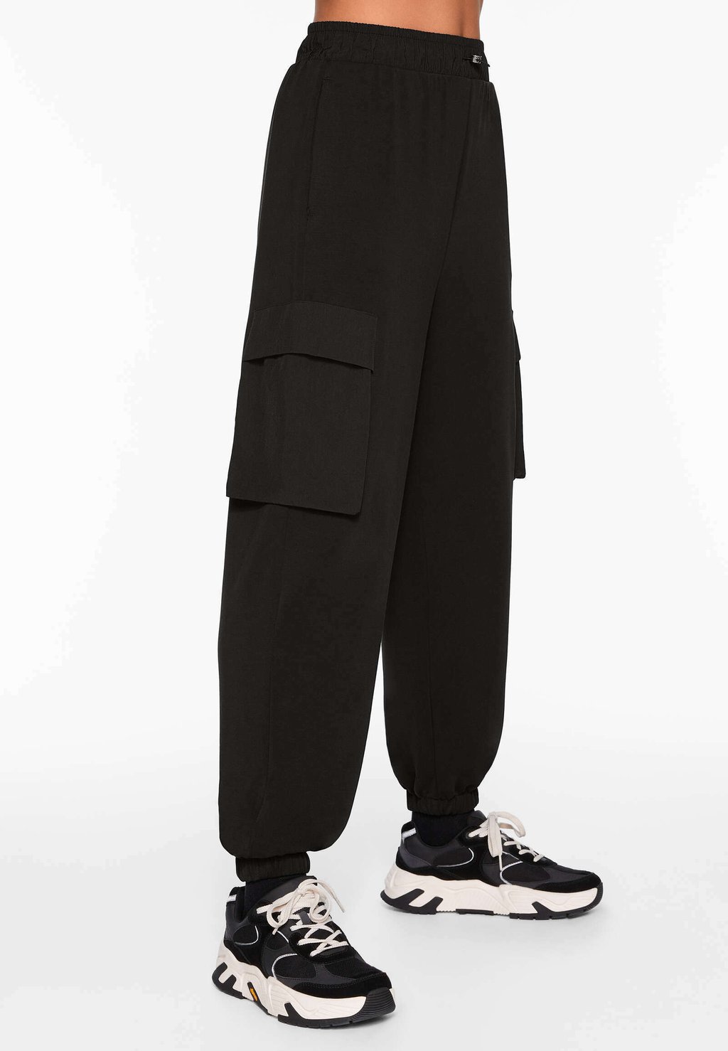 Брюки RELAXED JOGGERS WITH POCKETS OYSHO, цвет black