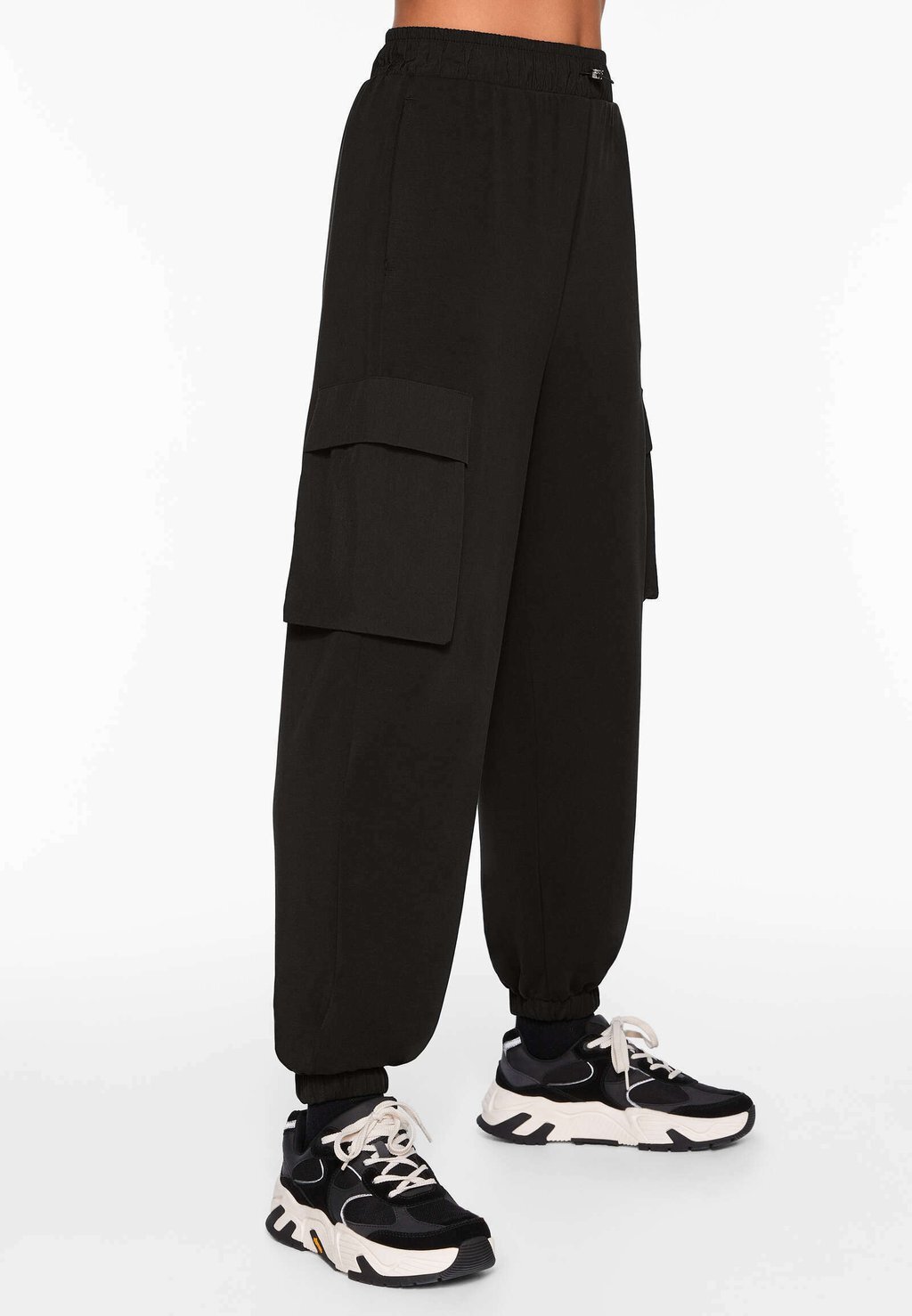 

Брюки RELAXED JOGGERS WITH POCKETS OYSHO, цвет black