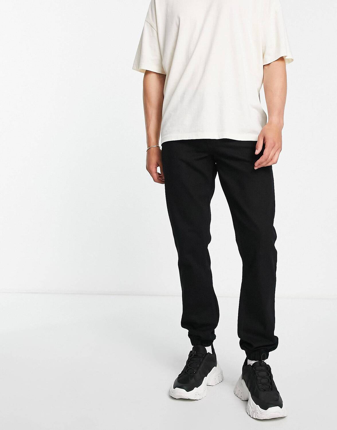 

Черные зауженные джинсы с эластичным низом ASOS DESIGN