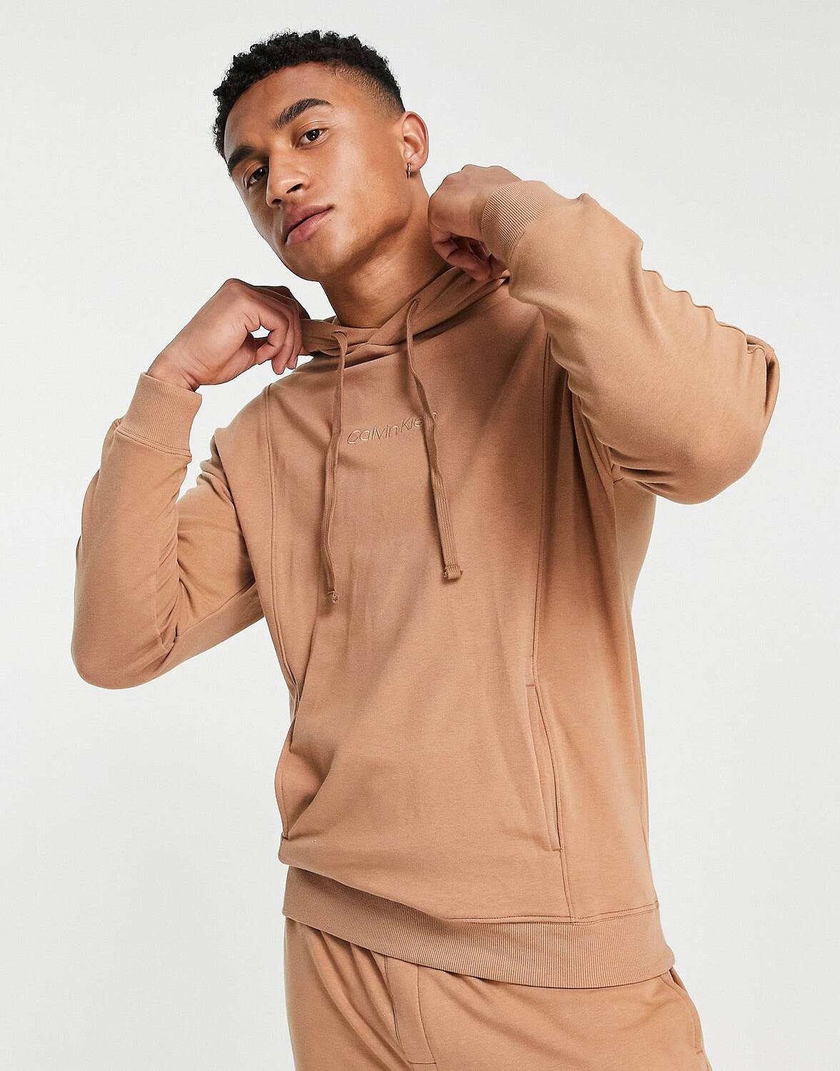 

Худи верблюжьего цвета в тон с логотипом Calvin Klein co-ord