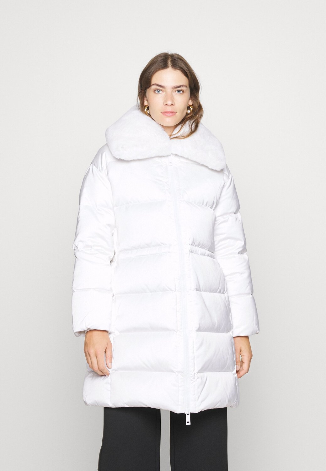 

Пуховик Calvin Klein, кремовый
